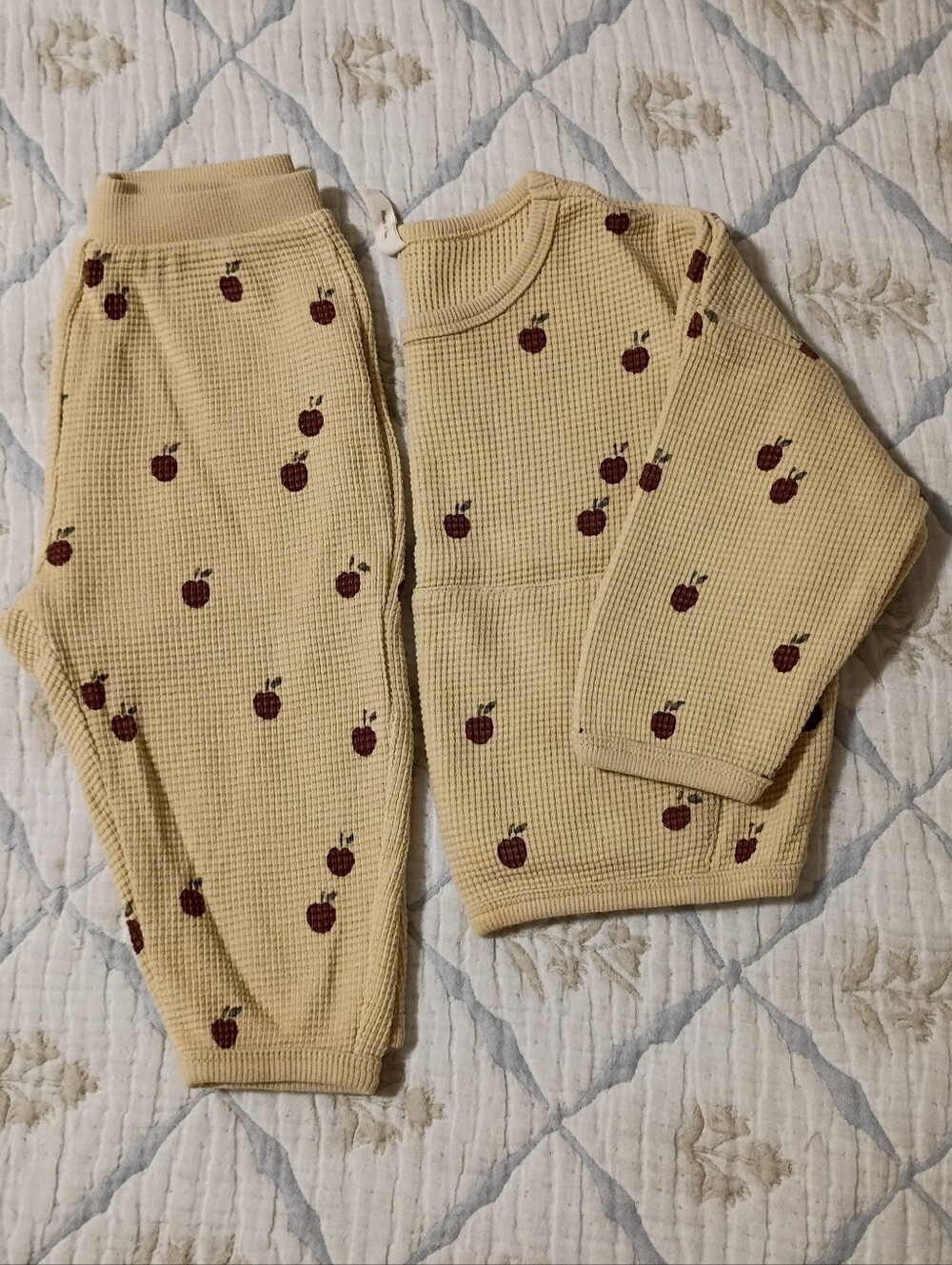 Quincy Mae Beige Waffle Weave Apples Lounge Set 6-12 Months